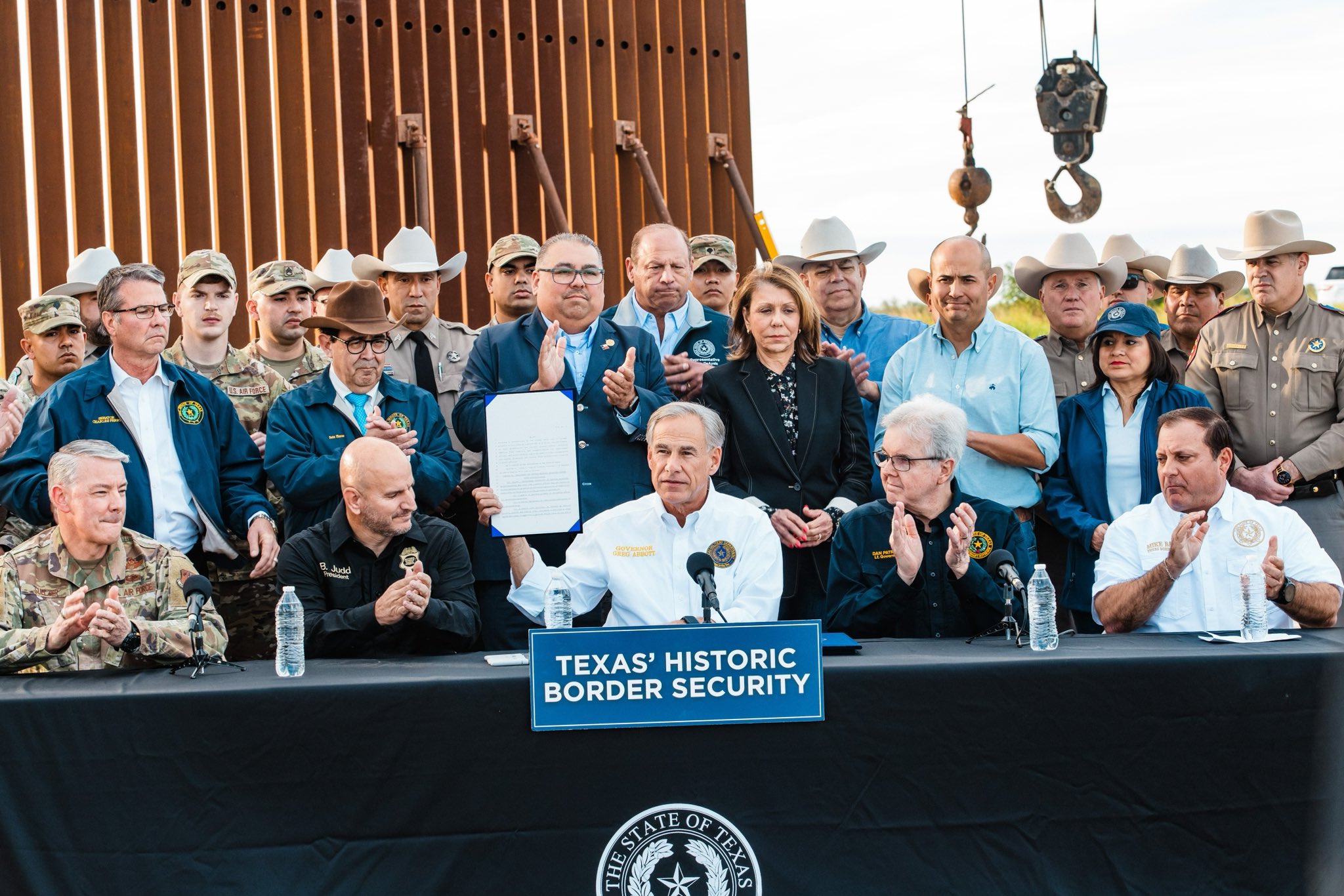 Gobernador Abbott Aprueba Ley Controversial contra la Migración en Texas