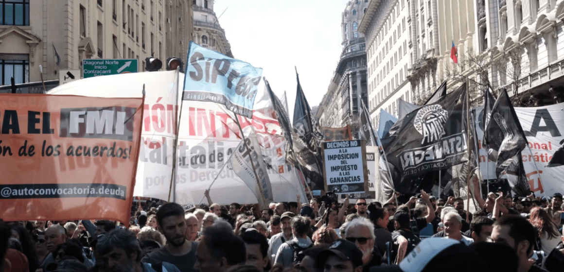 Protestas en las calles en Argentina por medidas de Javier Milei