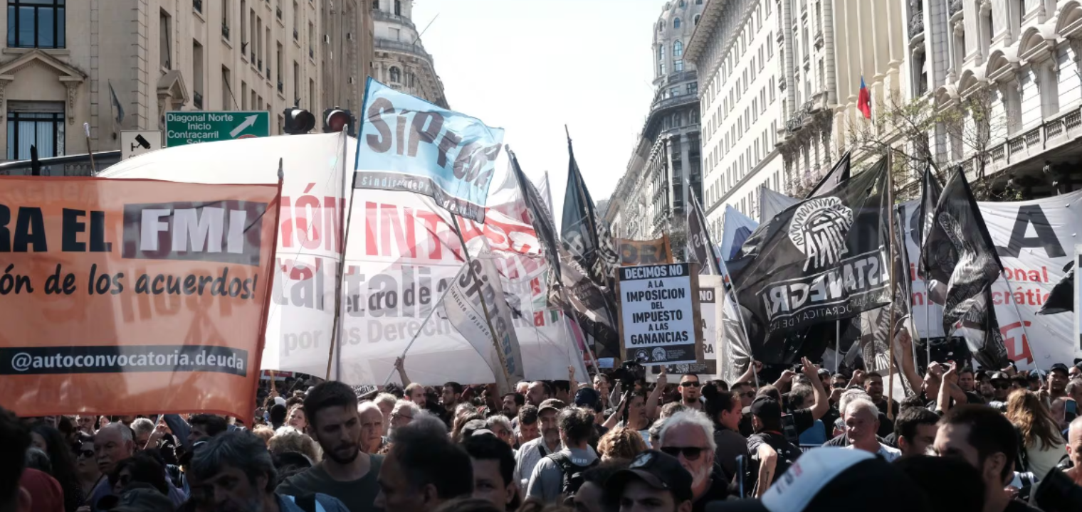 Protestas en las calles en Argentina por medidas de Javier Milei