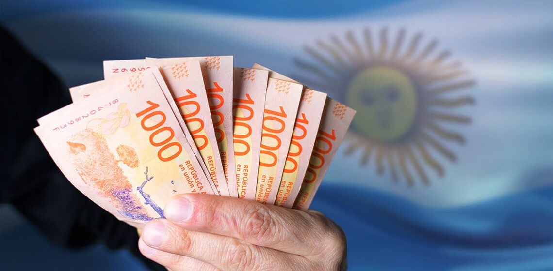 Medidas drásticas en Argentina: Devaluación del 54% del peso y recortes de gastos para combatir la inflación y el déficit