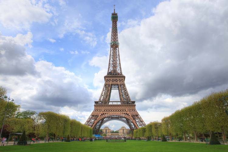 Cierre de Año Nuevo: La Torre Eiffel Paralizada por Huelga de Trabajadores