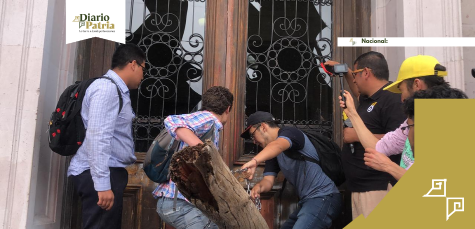 Protesta en la UACh: Estudiantes Derriban Puerta de Rectoría