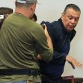 Sacan por la fuerza a Alex Padilla tras interrumpir discurso de Noem