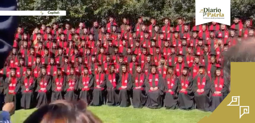 Colapsa grada en la Ibero durante foto de graduación; 33 alumnos fueron atendidos pero ninguno de gravedad.