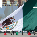 ¿Cuánto mide el lábaro patrio del Zócalo? Los datos que no sabías