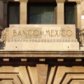 Banxico mete el freno en recortes de tasa de interés, queda en 7%