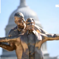Colocan estatua de Trump y Epstein reproduciendo la escena de ‘Titanic’ en el National Mall