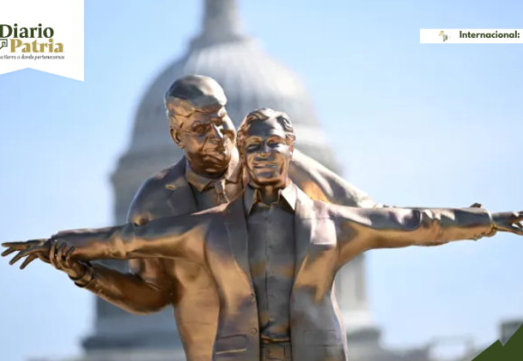 Colocan estatua de Trump y Epstein reproduciendo la escena de ‘Titanic’ en el National Mall