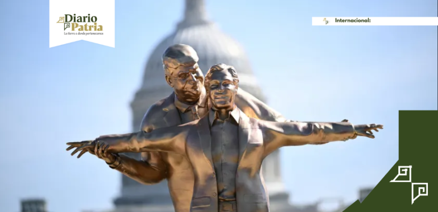 Colocan estatua de Trump y Epstein reproduciendo la escena de ‘Titanic’ en el National Mall