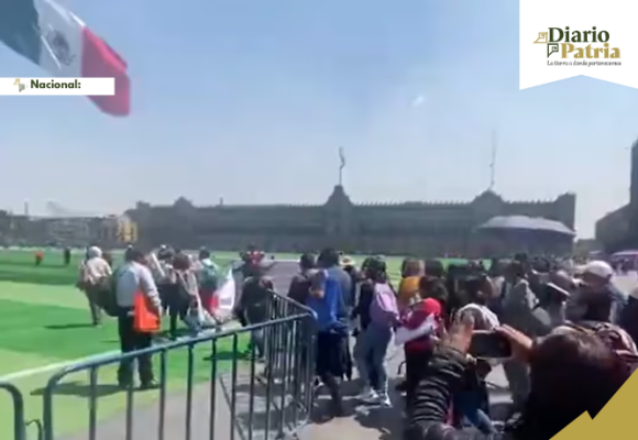 La CNTE toman la cancha del Zócalo y montan plantón sobre el pasto sintético mundialista