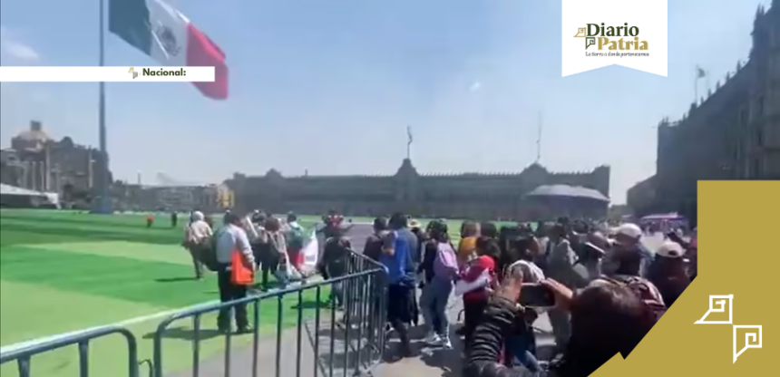 La CNTE toman la cancha del Zócalo y montan plantón sobre el pasto sintético mundialista