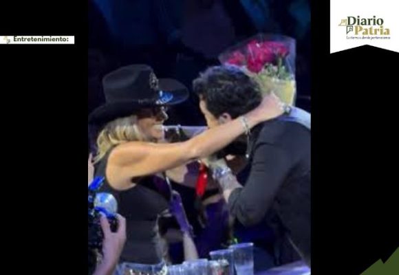 Adela Micha besa la mano de Nodal en su regreso a los escenarios post-Aguilar