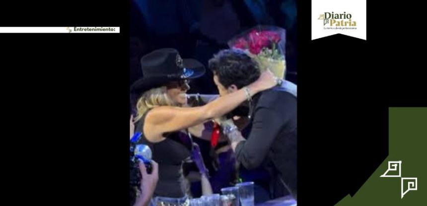 Adela Micha besa la mano de Nodal en su regreso a los escenarios post-Aguilar