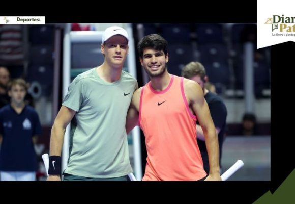 Jugadores de tenis posando juntos sonrientes.