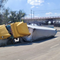 Volcadura de tráiler colapsa el Puente La Concordia y cierra la incorporación a la México–Puebla