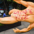 Protesta de la CNTE en Reforma termina con derribo de estatuas de futbolistas