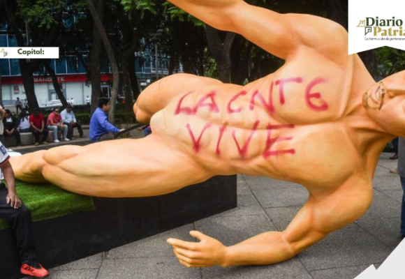 Protesta de la CNTE en Reforma termina con derribo de estatuas de futbolistas