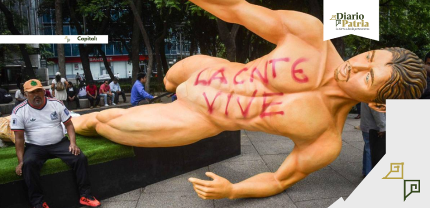 Protesta de la CNTE en Reforma termina con derribo de estatuas de futbolistas