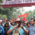 CNTE vuelve a negociar con SEGOB y advierte bloqueo al AICM si no responden sus demandas