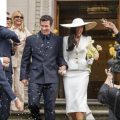 Dua Lipa presume boda civil con Callum Turner y comparte primeras fotos