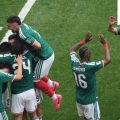 México vence 2-0 a Sudáfrica y logra su primer triunfo en una inauguración mundialista